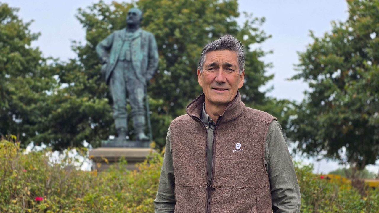 Direktør Torben Friis Lange ved Dalgas-statuen i Aarhus