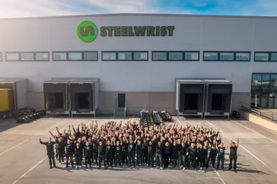 Steelwrist-staff-outside-the-facility-in-Rosersberg-scaled