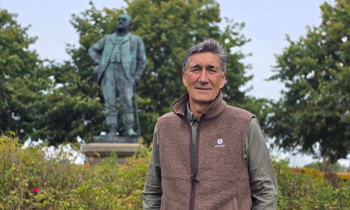 Direktør Torben Friis Lange ved Dalgas-statuen i Aarhus