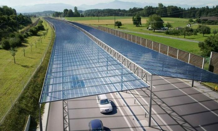 solceller over motorvej