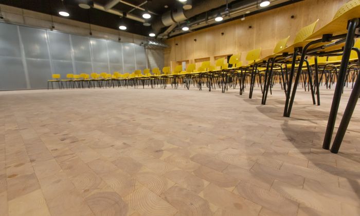 Klodsegulv af upcyclede træklodser i fyr i auditorium på Arkitektskolen Aarhus