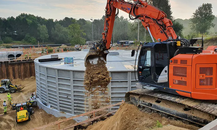 aalebaekken-i-august 2020 - der fyldes grus omkring tanken_1600