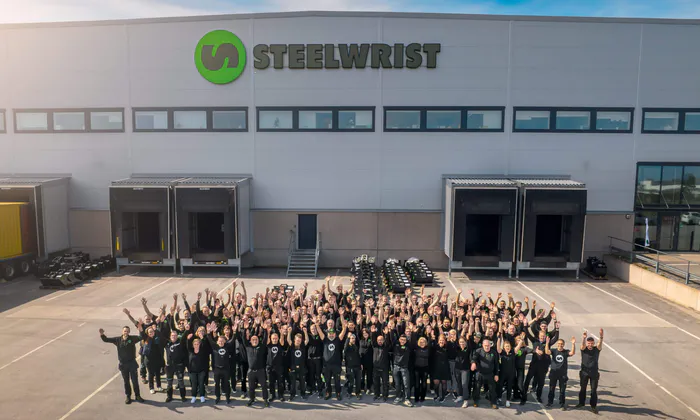 Steelwrist-staff-outside-the-facility-in-Rosersberg-scaled