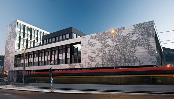 Unik facade giver Højskolen i Bergen ét fælles udtryk