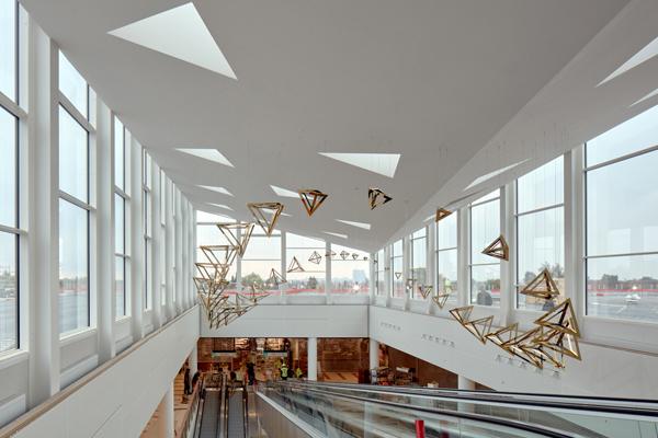 Moderne glasfacader løfter indkøbscenter