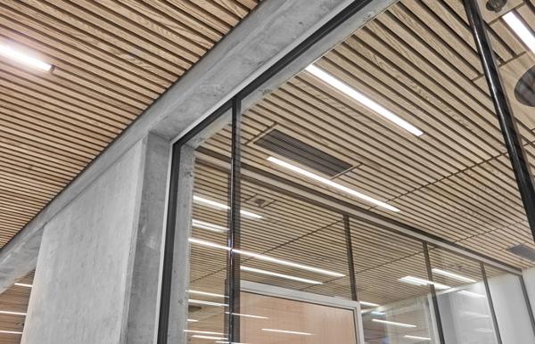 Ombygning med glasvægge fra Triplan hos Udenrigsministeriet i et råt miks af glas og beton