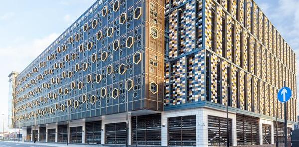 En facade af perforerede plader anvendt til en moderne bygning