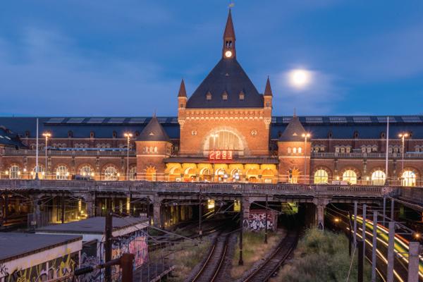 Et helt nyt skifertag til den største jernbanestation I danmark