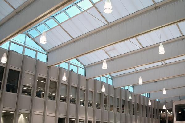 Jyllands Markisefabrik leverer 96 ovenlysmarkiser til rådhussalen på Esbjerg Rådhus