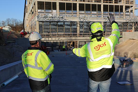 Byggepladsentreprenøren er viceværten på byggepladsen