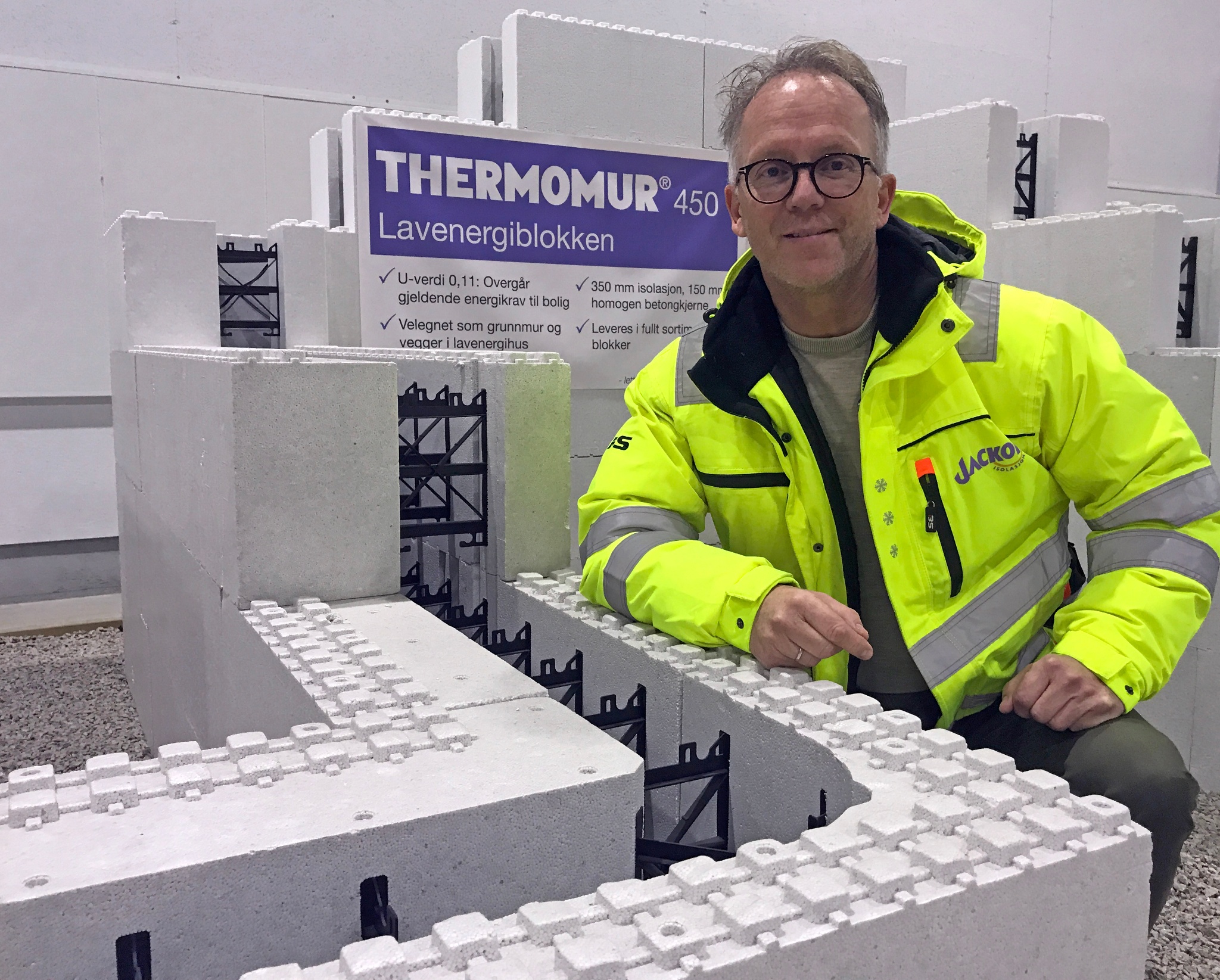 BILLEDE 1 Eivind Olsen viser fram Thermomur 450 lavenergiblokken