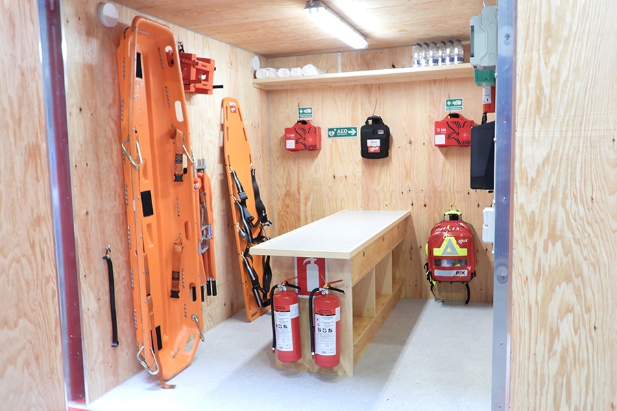 Komplet-beredskab-til-byggepladsen-samlet-i-en-kompakt-container-3-900x600