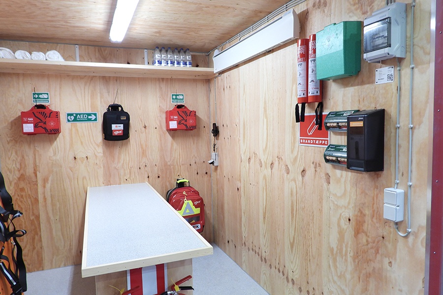 Komplet-beredskab-til-byggepladsen-samlet-i-en-kompakt-container-2-900x600
