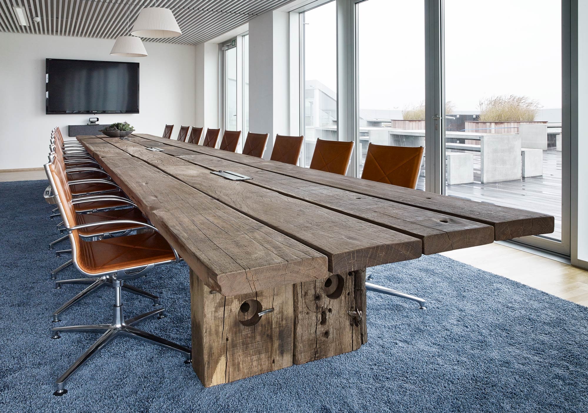 eksklusivt-langt-plankebord-laves-paa-maal-i-unikt-dansk-design-af-azobétrae