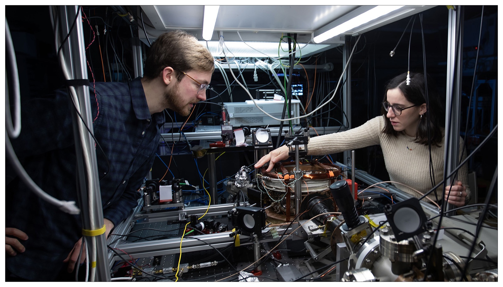 3 Forskerne arbejder i laboratoriet i kælderen under Niels Bohr Institutet på Blegdamsvej 17 Kreditering Ola Joensen NBI