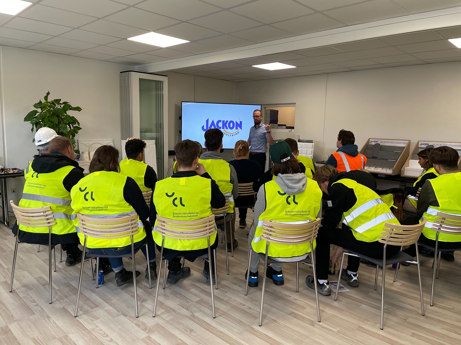 Bygningskonstruktørstuderende fra UCL Erhvervsakademi og Professionshøjskole undervises i radonsikring hos BEWI i Hedensted_1600