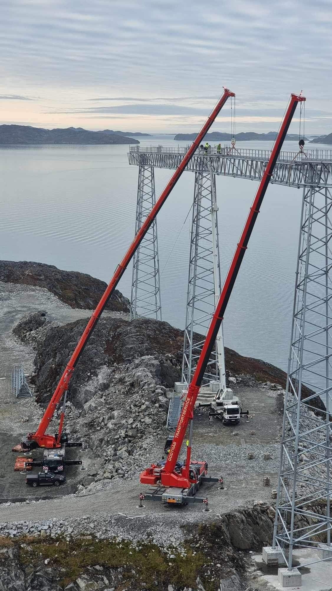 Rejsning af stålkonstruktioner til landingslys i Nuuk Lufthavn