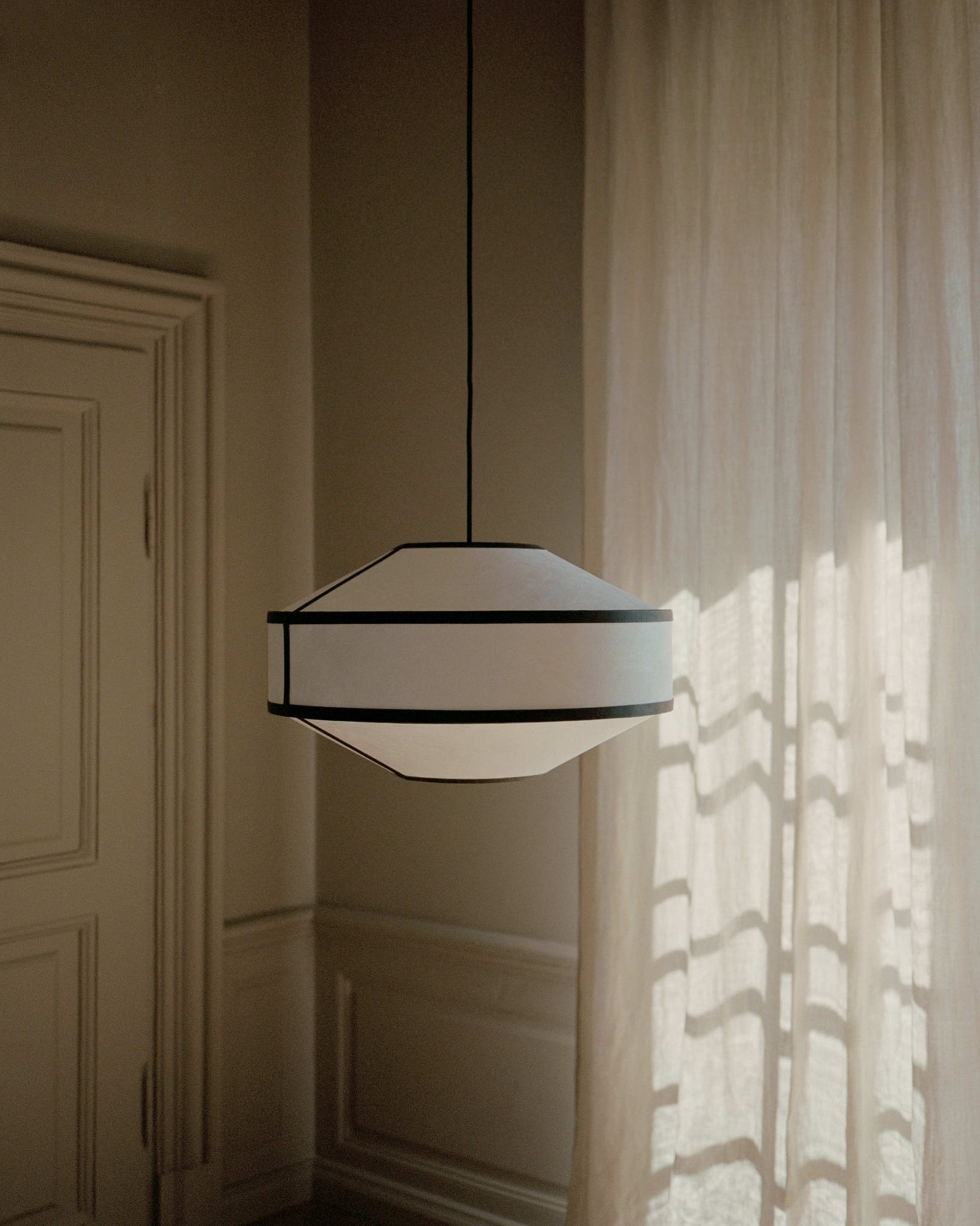 New-Works_Lifestyle_23110_Kite-Pendant-Lamp-55-White-Black_3