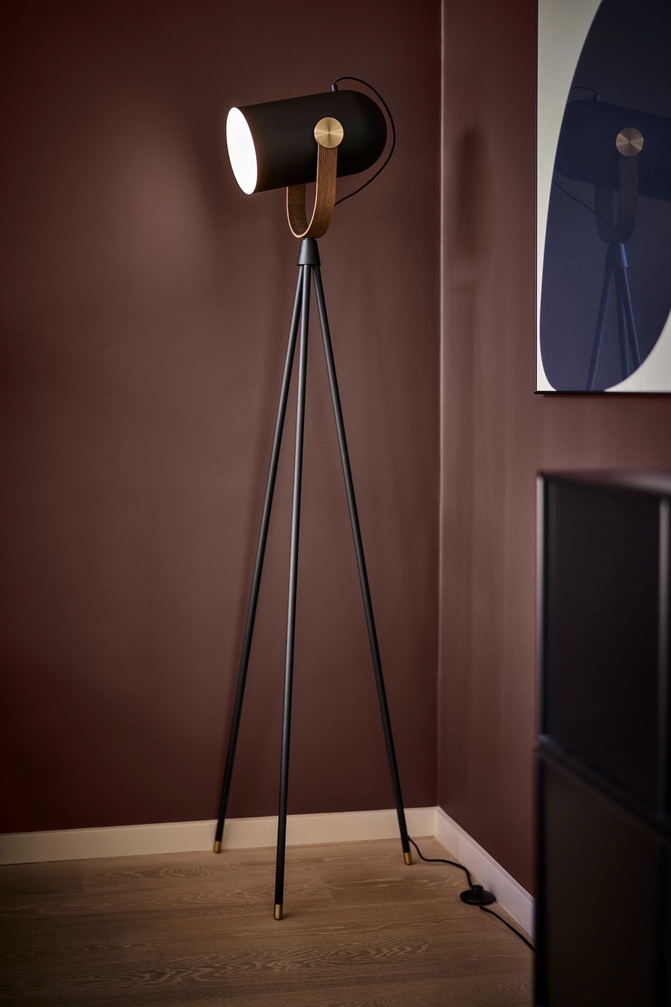 LeKlint362MBSOBR_Carronade_II_floorlamp_black_smokedoak_brass_lifestyle3