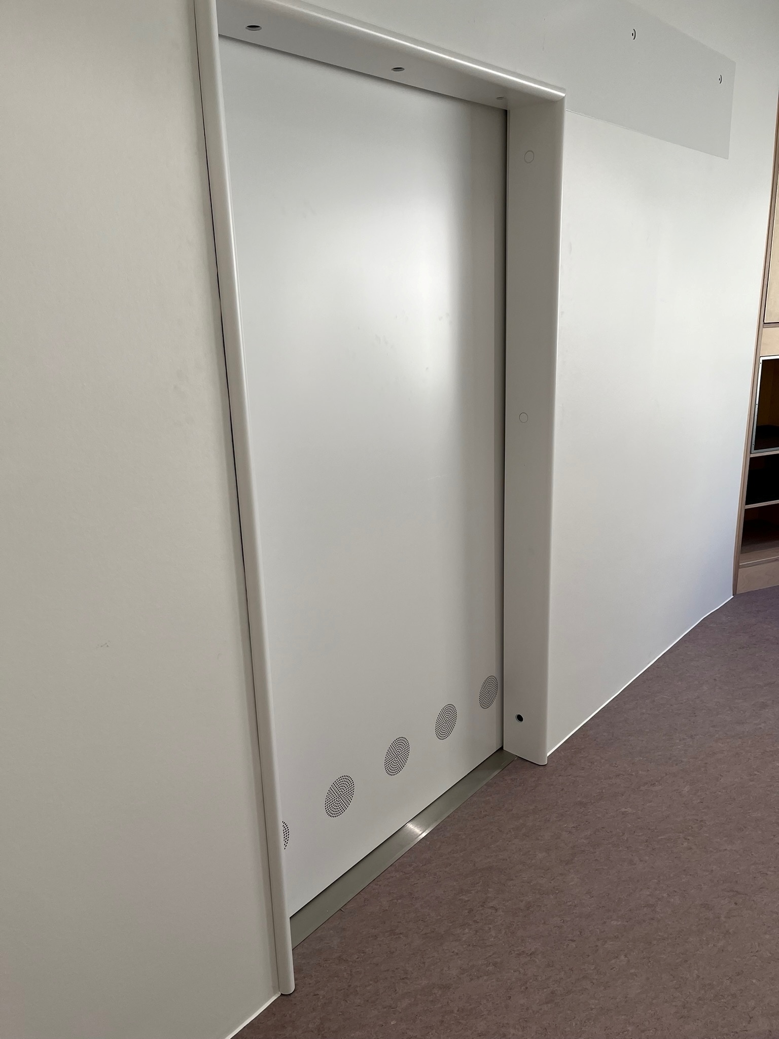 Skydedør med fuldintegreret ventilation uden kanter