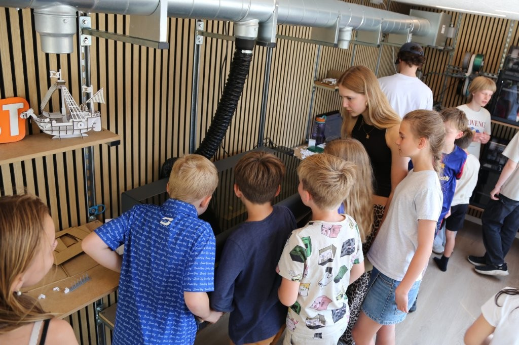 Specialbygget container med laserskærer og 3D-printere (1)