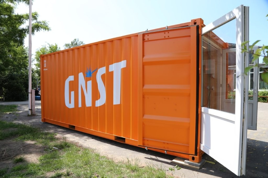 Specialbygget container med laserskærer og 3D-printere (2)