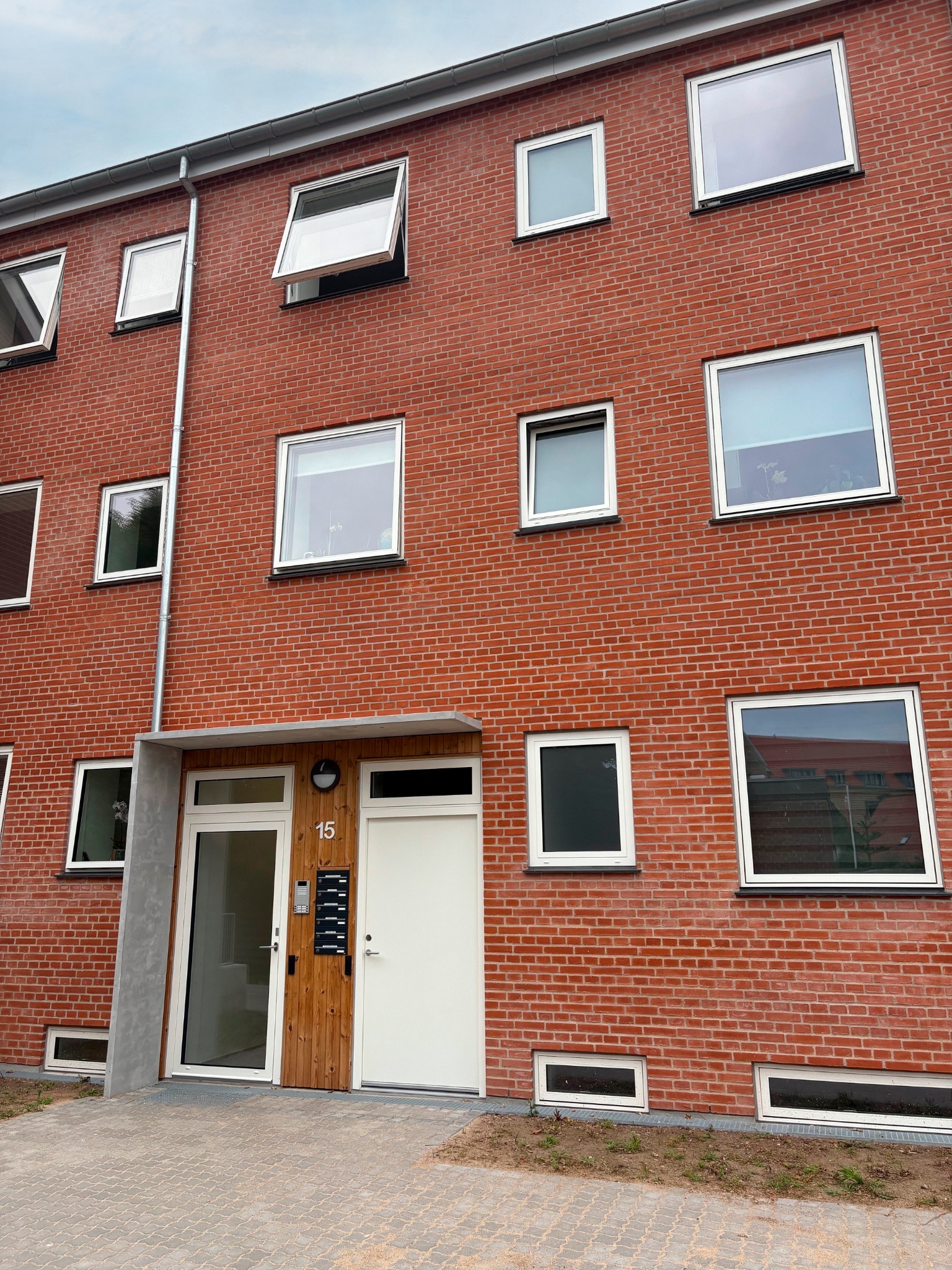 Facade-med-indgang -dreje-kip-og-VV