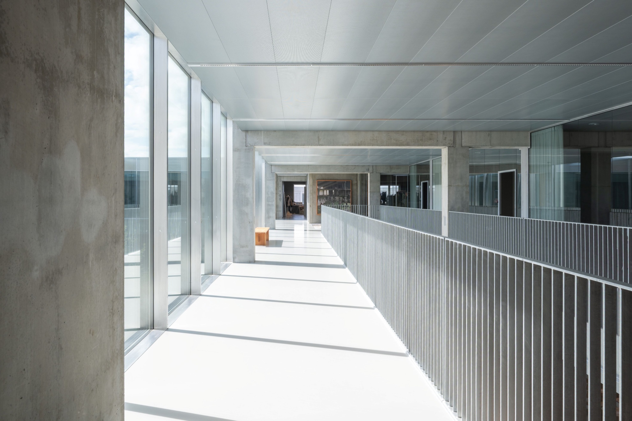 DAMPA_Clip-In_Custom_Rains_HQ_atrium_2sal