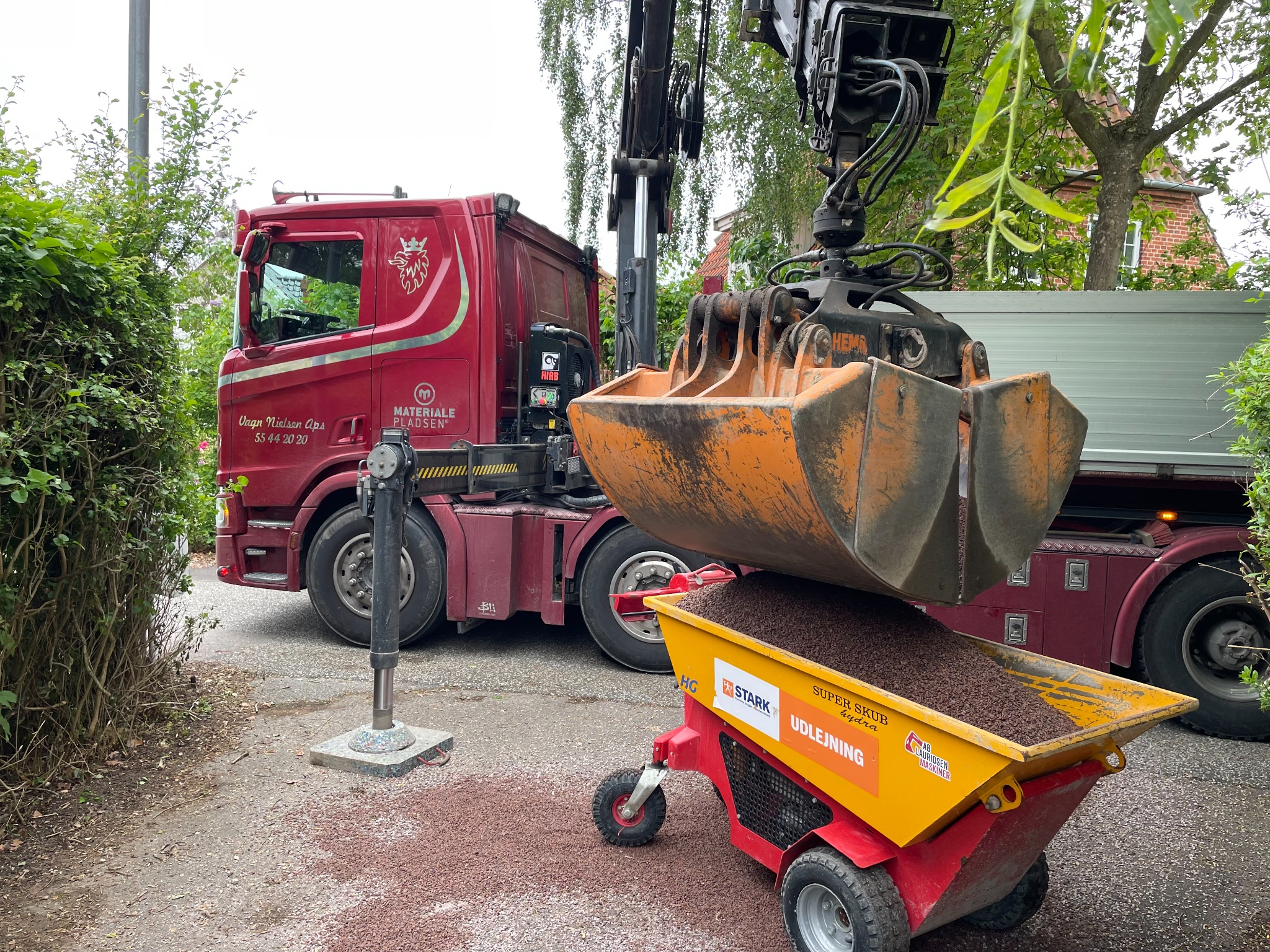 Levering af rød granit 8-11 mm direkte i motorbør juni 22