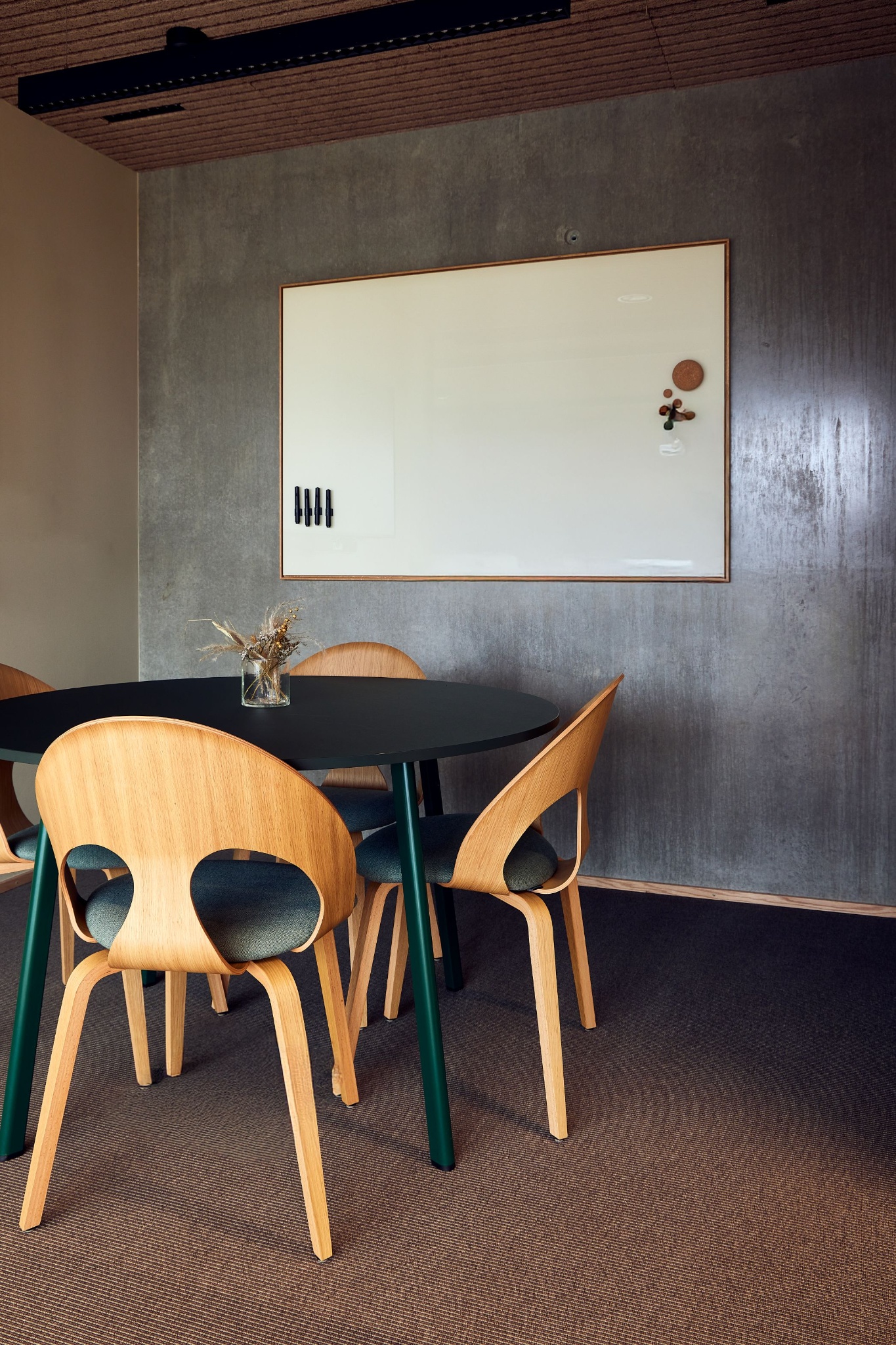 vermund-danishexportacademy-vl1100-wood-frame-grey-upholstery-seat-meetingroom-1