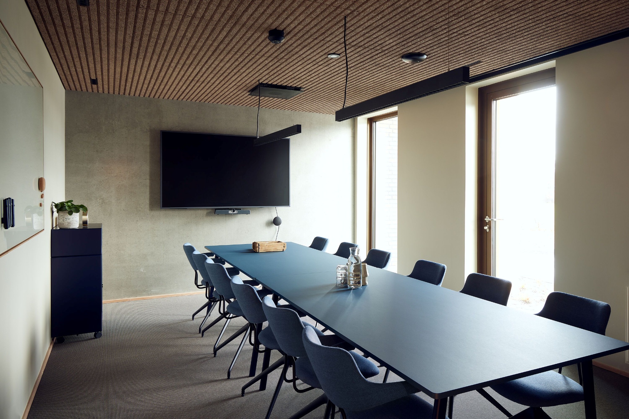 vermund-danishexportacademy-vl119-black-frame-blue-upholstery-seat-meetingroom-1-large