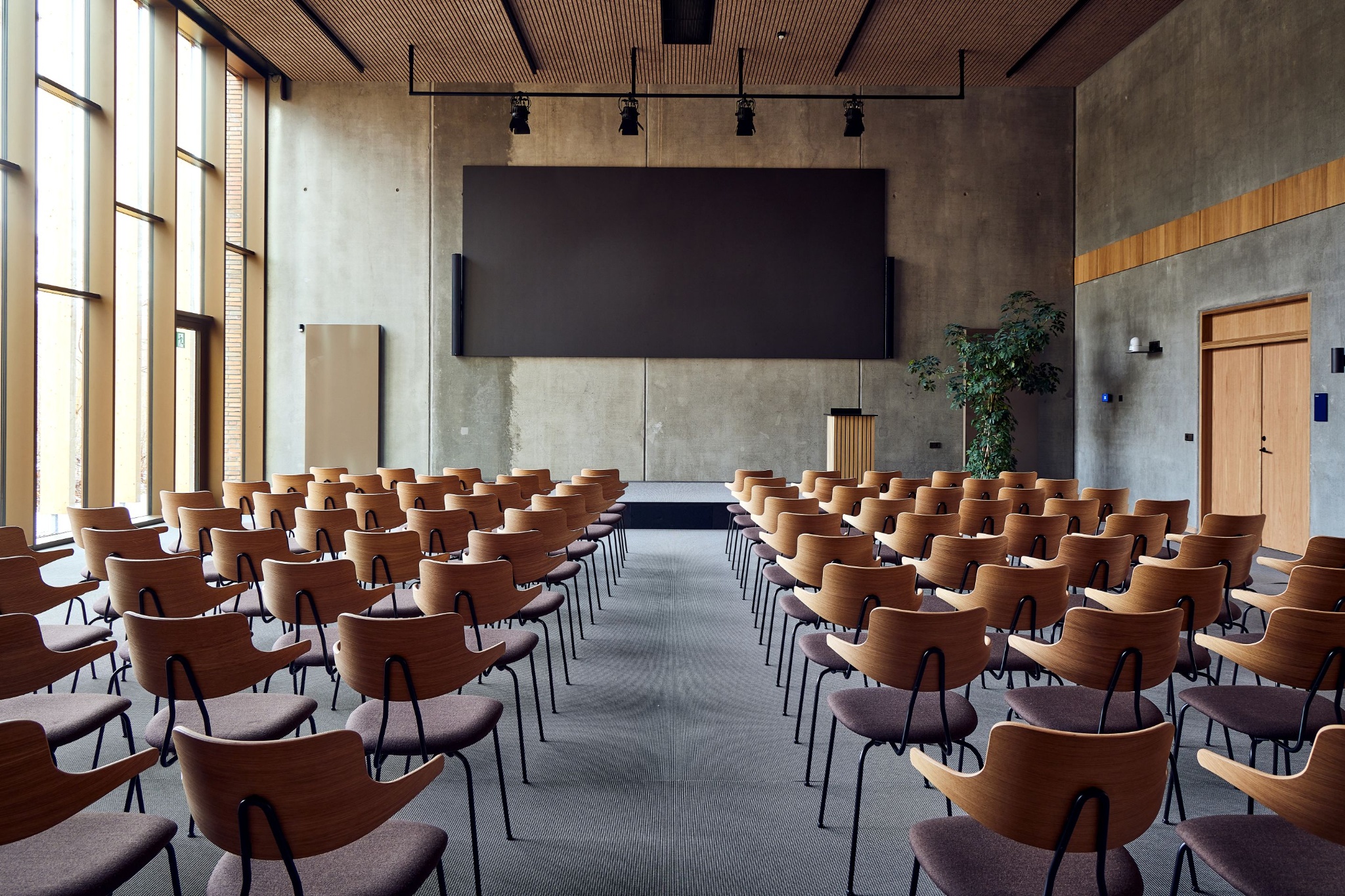 vermund-danishexportacademy-vl118-wood-back-upholstery-seat-conference-room-row-setup-2