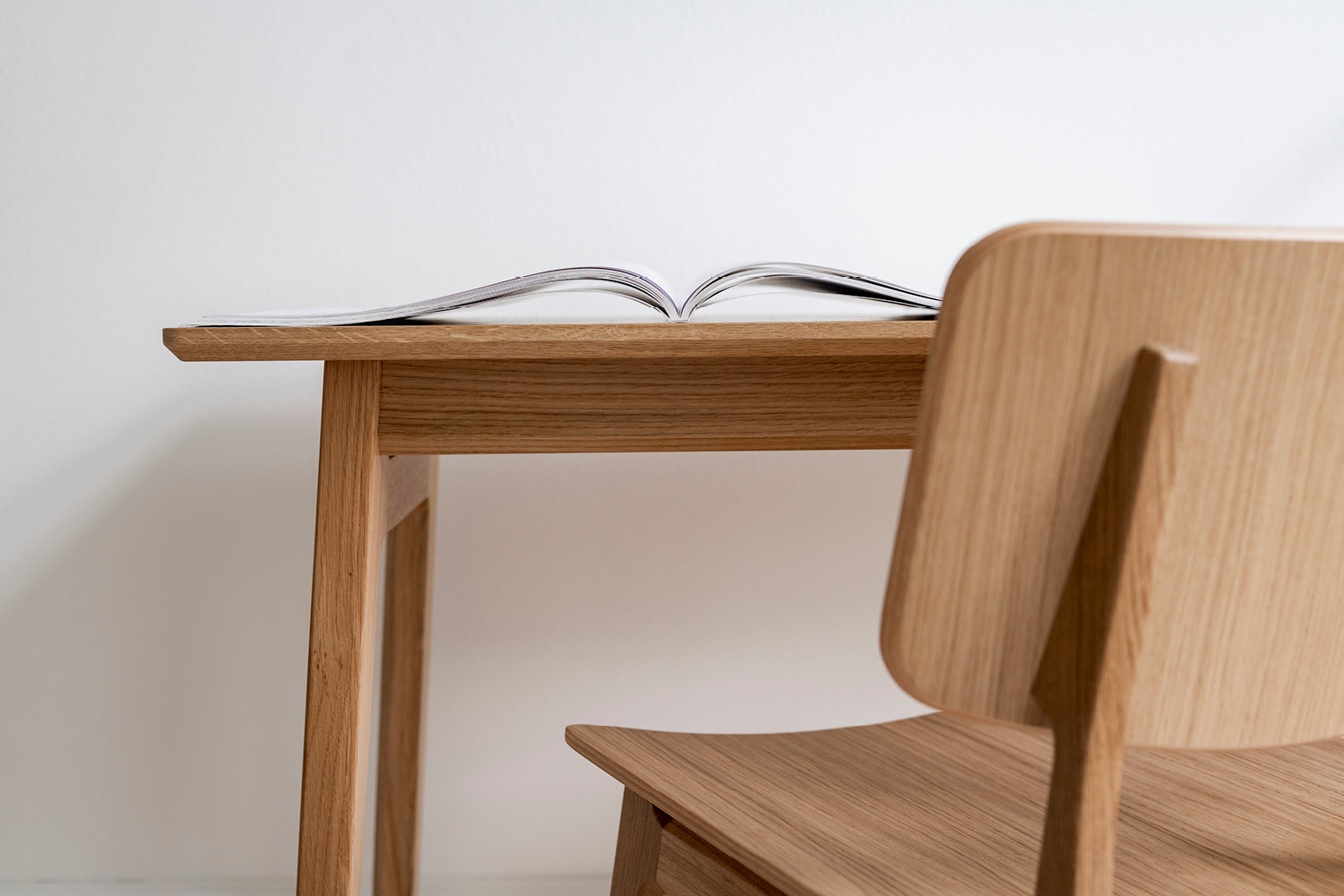 FreyaDesk_Wood_m_FreyaTwo_closeup2