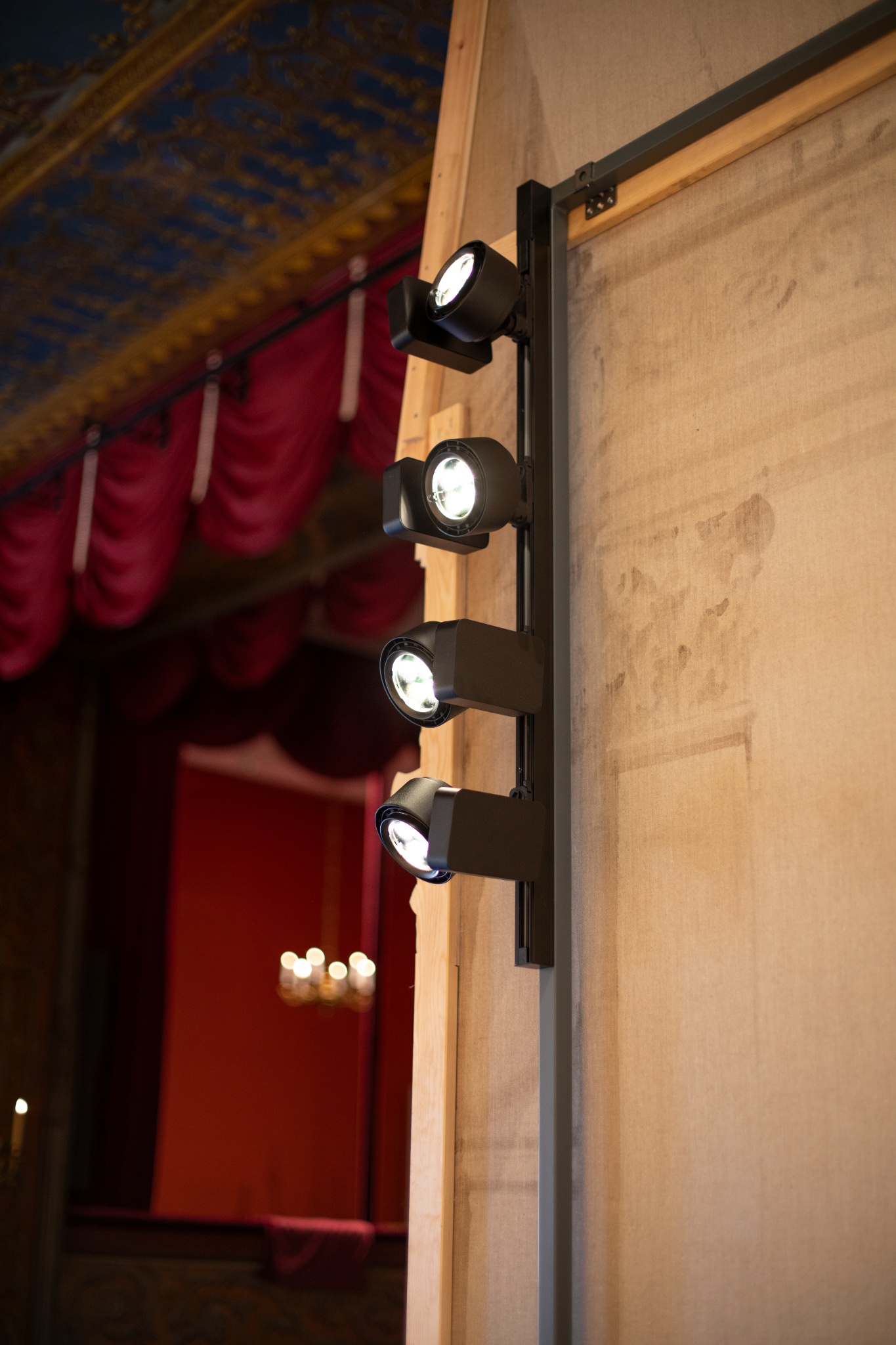 I_HOF-eres-lamper-på-sidekulisse-TB - Fotocredit Teatermuseet i Hofteatret