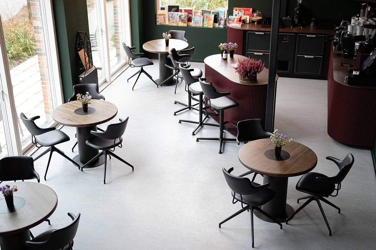 vermund-bachognurup-vl119-vl120-black-frame-black-leather-1