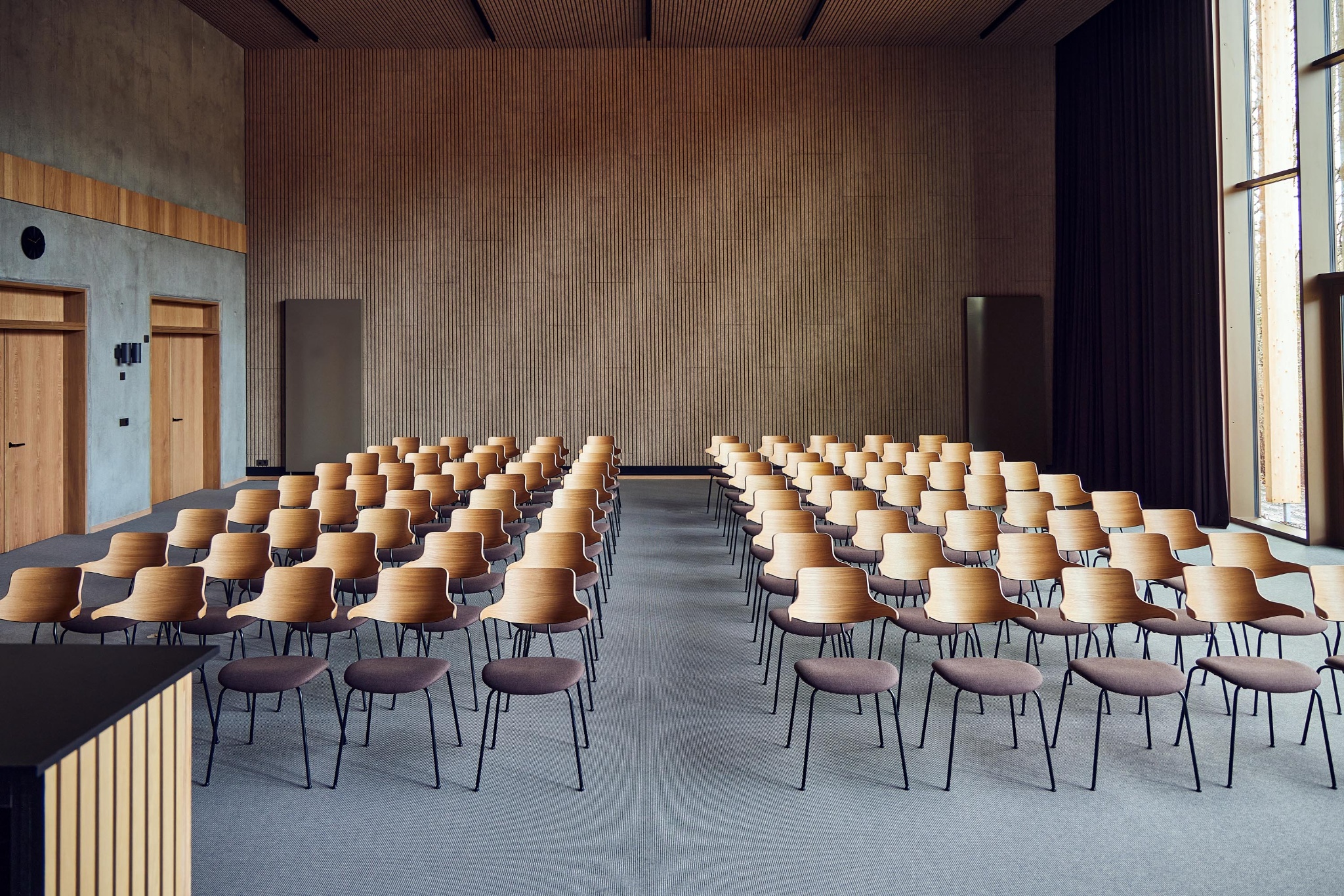 vermund-danishexportacademy-vl118-wood-back-upholstery-seat-conference-room-row-setup-3