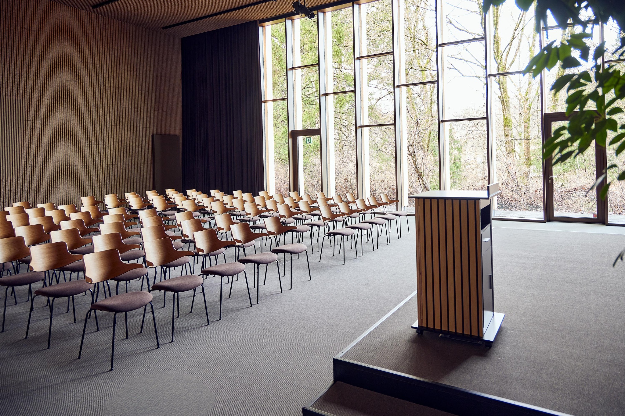 vermund-danishexportacademy-vl118-wood-back-upholstery-seat-conference-room-row-setup-4