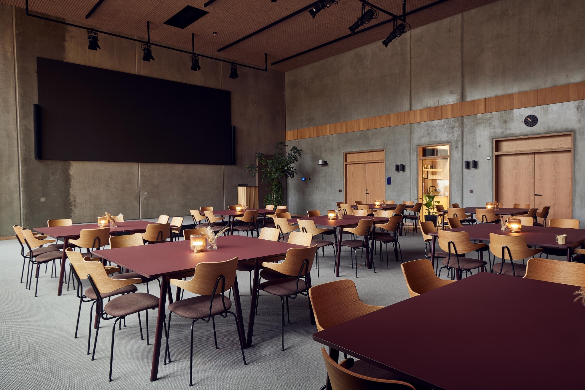 vermund-danishexportacademy-vl118-wood-back-upholstery-seat-conference-room-table-setup-2