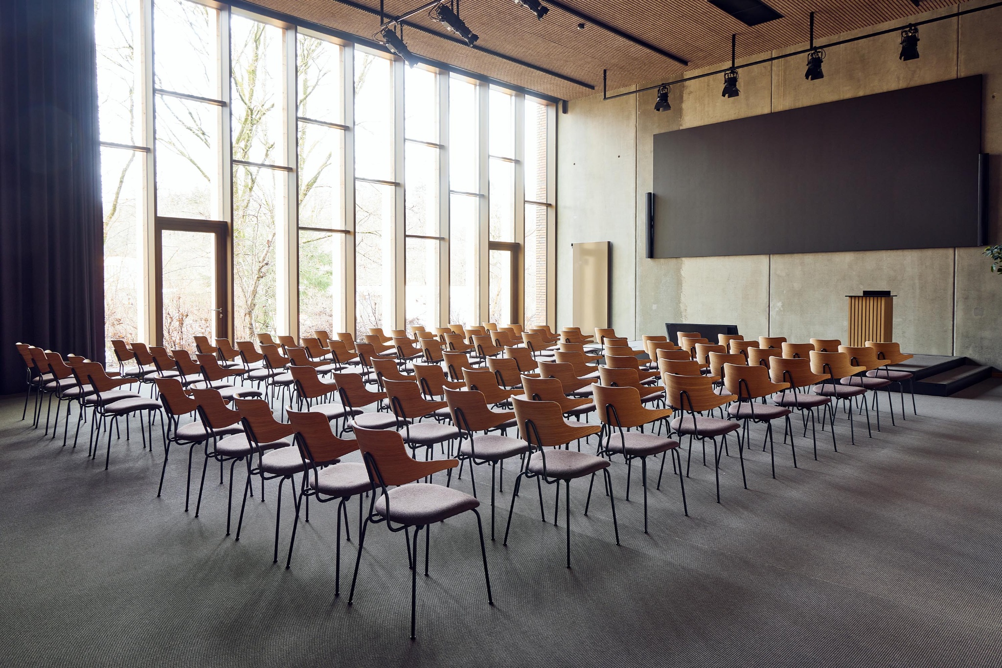 vermund-danishexportacademy-vl118-wood-back-upholstery-seat-conference-room-row-setup-1