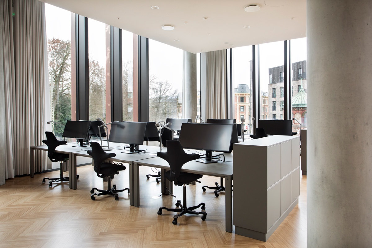 Carlsbergs-nye-hovedkontor_arbejdsborde_Tine-Bek