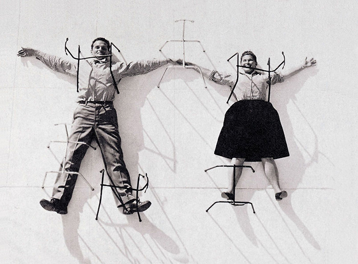 I 1947 optog Eames Office billeder til et nyt katalog og det som startede some en spontan joke blev et af de mest ikoniske designbilleder nogensinde, nemlig Charles og Ray Eames liggende under benene fra deres  Ply Wood Group.  © 2015 Eames Office, LLC (eamesoffice.com)